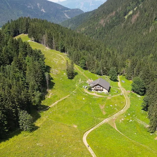 Chalet d'alpage estival vu du ciel