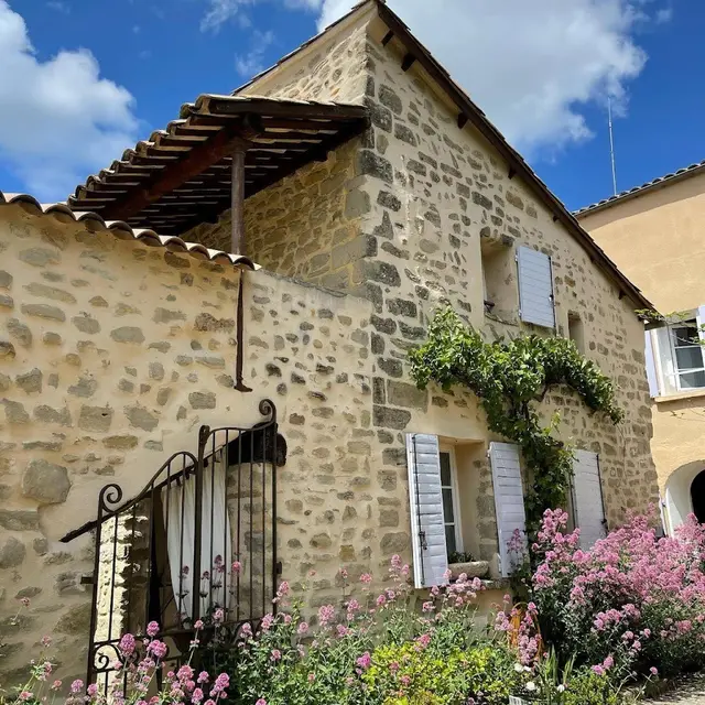 Extérieur - vue sur le bâtiment des chambres d'hôtes