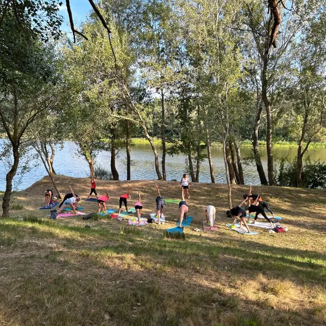 Yoga au bord du lac
