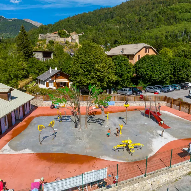 Les Fontaines du Verdon : aire de jeux aquatiques extérieure_Colmars