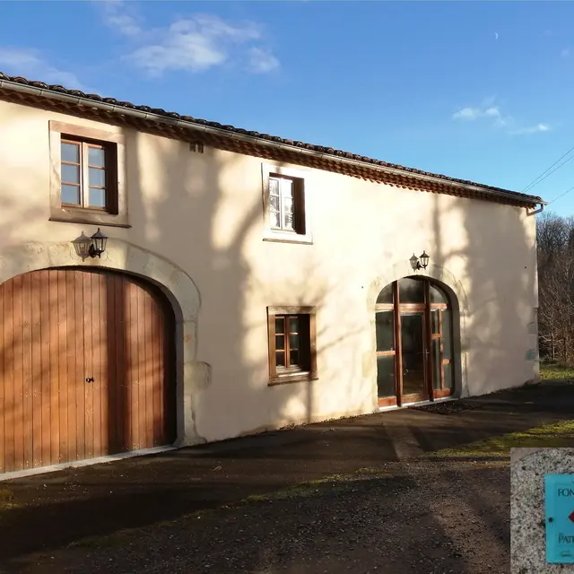 1-Façade-Gite-La grange de Paul-auvergne-livradois-forez-copyright jérémie bedouet.jpg