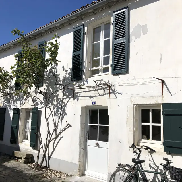 Façade de la maison de pêcheurs côté venelle