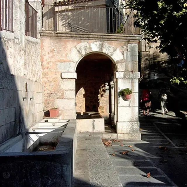 Fontaine et Lavoir de la Place de la République_Fayence