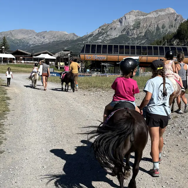 Ubaye à Cheval : balade à poney en main