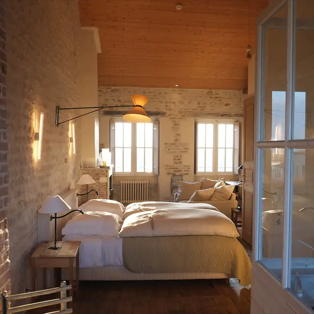 Chambre avec vue sur le port au loin