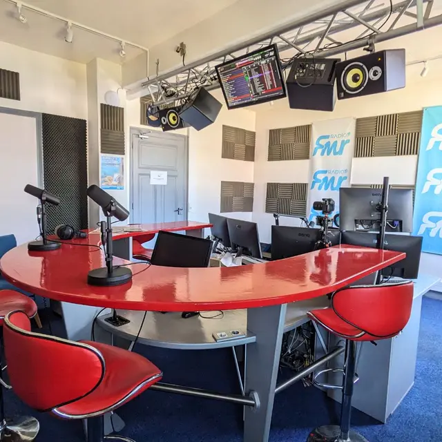 Com' les pros - Visite des studios de Radio FMR_Rumilly