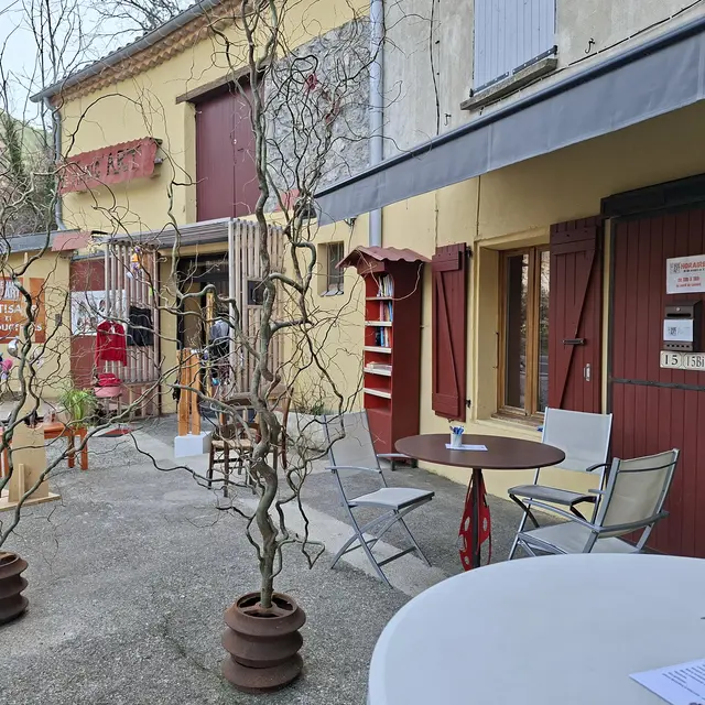 Un café associatif et une boutique des métiers d'art le Hang'Art