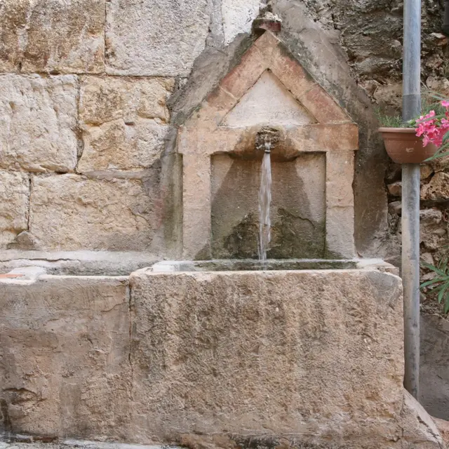 Fontaine rue des Gomberts - Aups