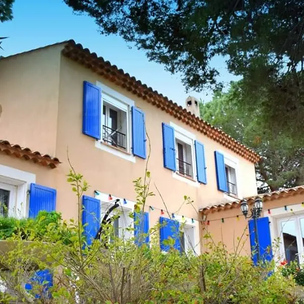 Façade et terrasse face à la mer
