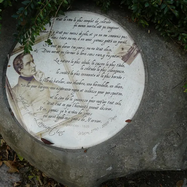 Citation de Lamartine gravé sur une pierre à Nernier