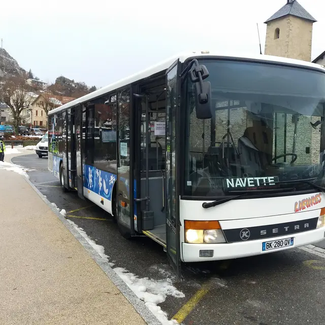 2023.Bus.debout.Y.RIOUT