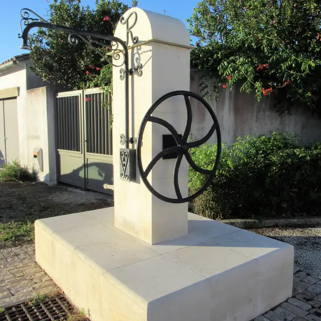 Fontaine de Rivedoux et manivelle