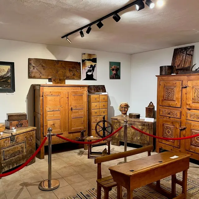 Inauguration de l'exposition d'hiver à la brocante_Molines-en-Queyras