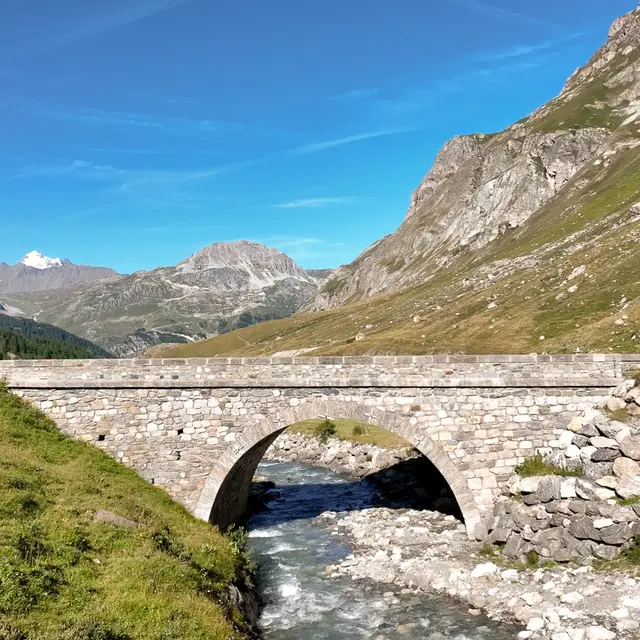 Pont Saint Charles à Val d'Isère en été
