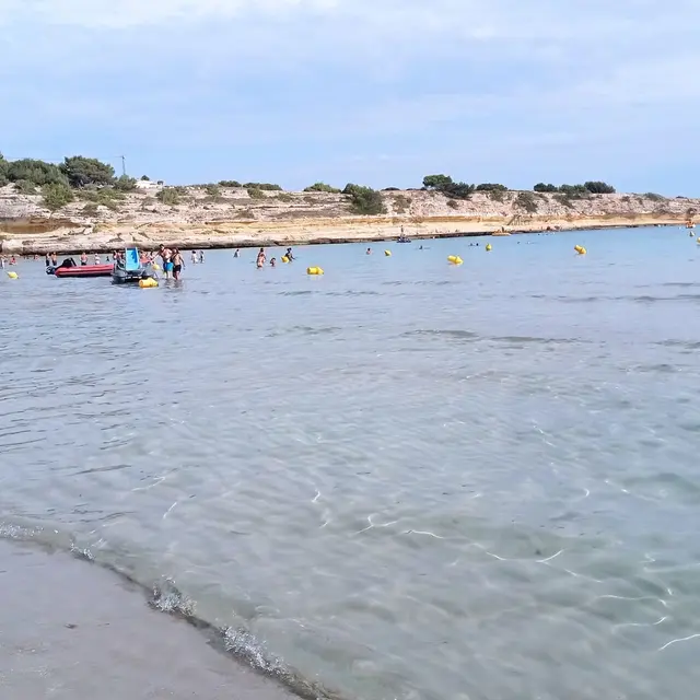 Le grand bain sur la plage de La Couronne_Martigues