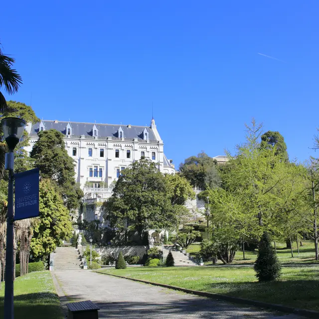 Domaine de Valrose, vue du parc et du Grand Château©Université Côte d'Azur.JPG