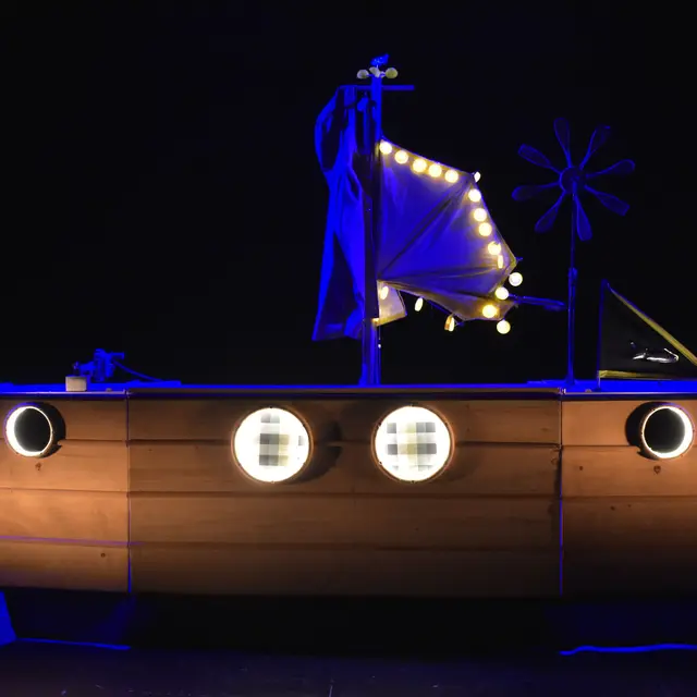 image spectacle bâteau sous l'eau