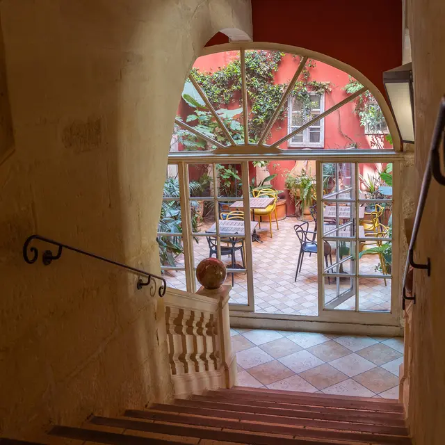 Escaliers du bâtiment principal