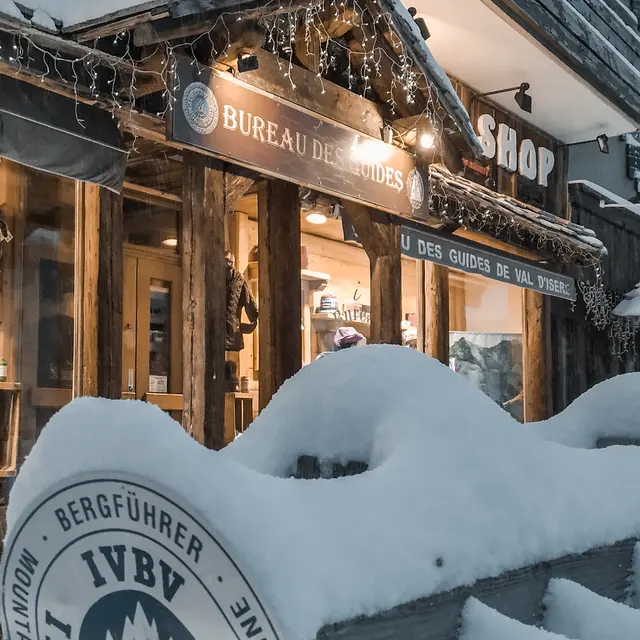 Devanture extérieur hiver du Bureau des Guides Val d'Isère