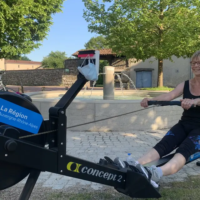 Jeune femme sur concept2
