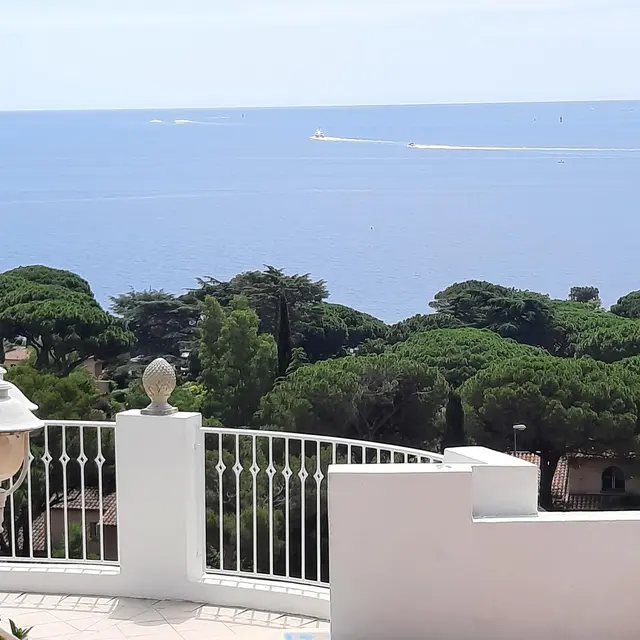 vue mer depuis la piscine