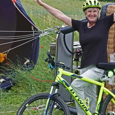 Vous partez en montgolfière et vous revenez en vélo électrique !