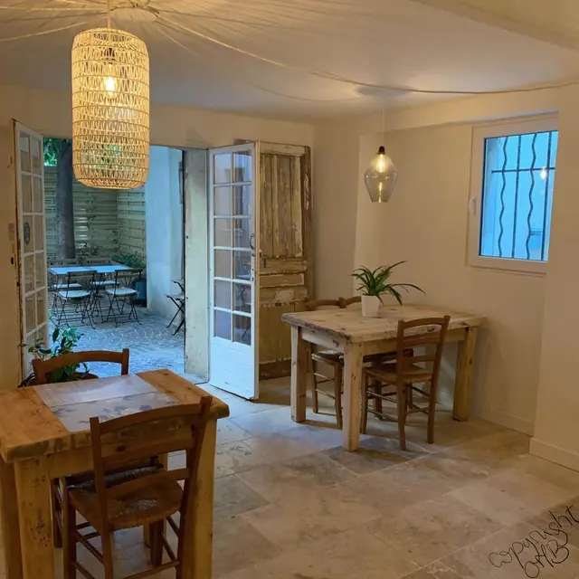 Salle et aperçu terrasse