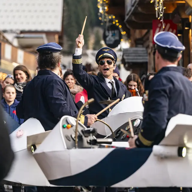 Spectacle déambulatoire Lok Airlines_Châtel