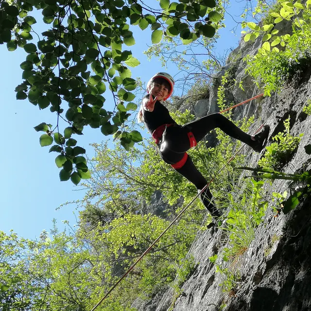 Grimpeuse en escalade