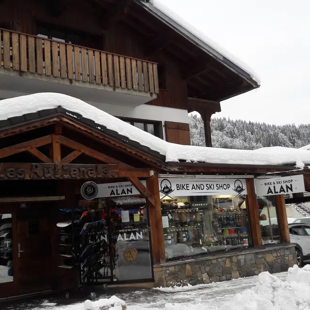 magasion alan shop morzine.jpg