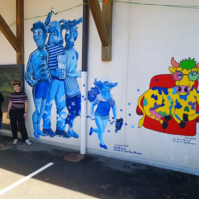 Art vache : fresque Les écrans bleus du cinéma_Le Grand-Bornand