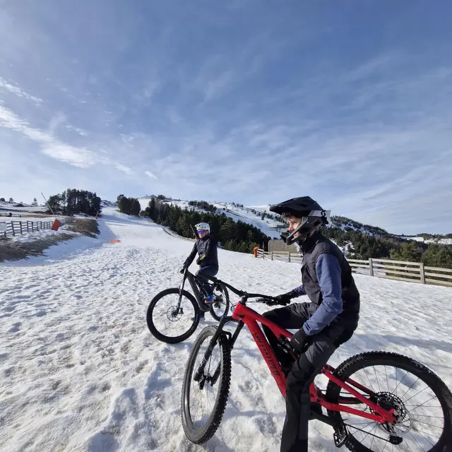 2025.Loc.de.Sault.velos.dans.la.neige.DR.Loc.de.Sault