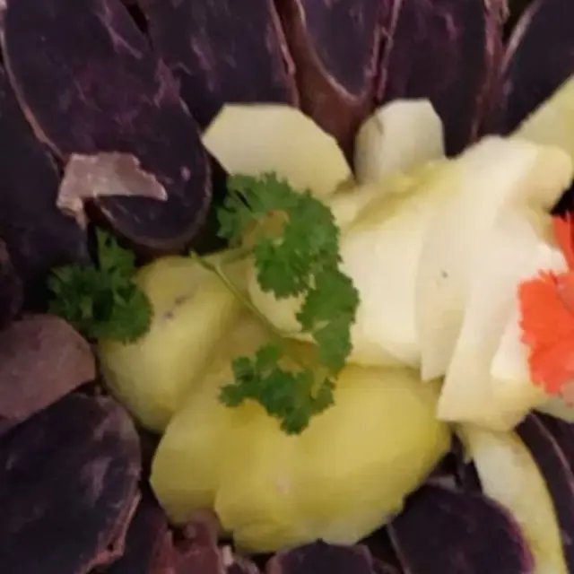 assiette de patates douces mauves