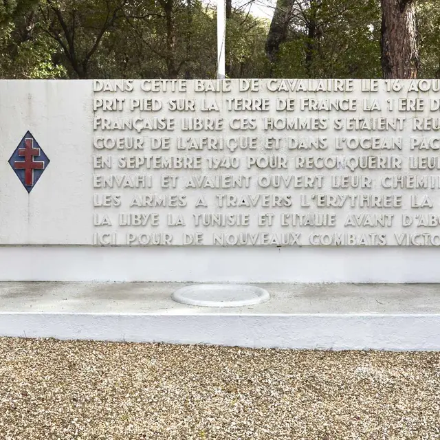 Stèle de la 1e DFL (Square du Souvenir)