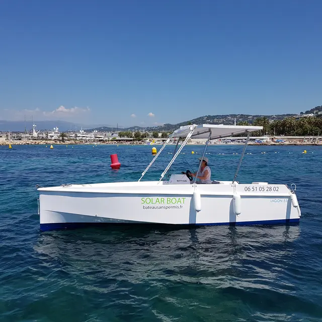 Location de bateau sans permis - matinée avec Solar Boat