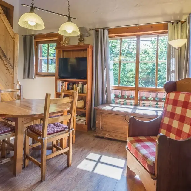 Salon avec table à manger