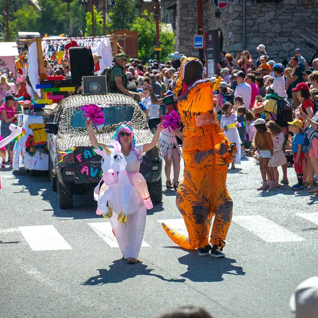 Ambiance à la Fête du Vieux Val de Val d'Isère en été