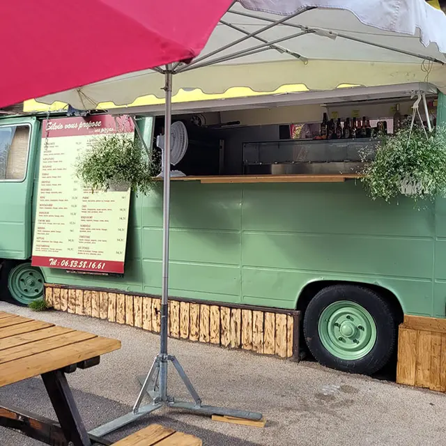 Vue du camion à pizza, vert, terrasse à proximité