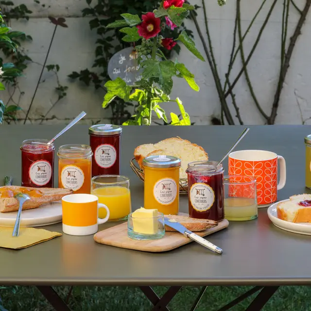 Les amis du petit déjeuner - Tables avec assiettes de petit-déjeuner et différents pots de confiture LPPC