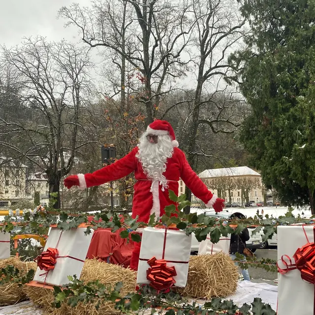 Noël à Uriage - parade du père Noël et petit marché_Saint-Martin-d'Uriage