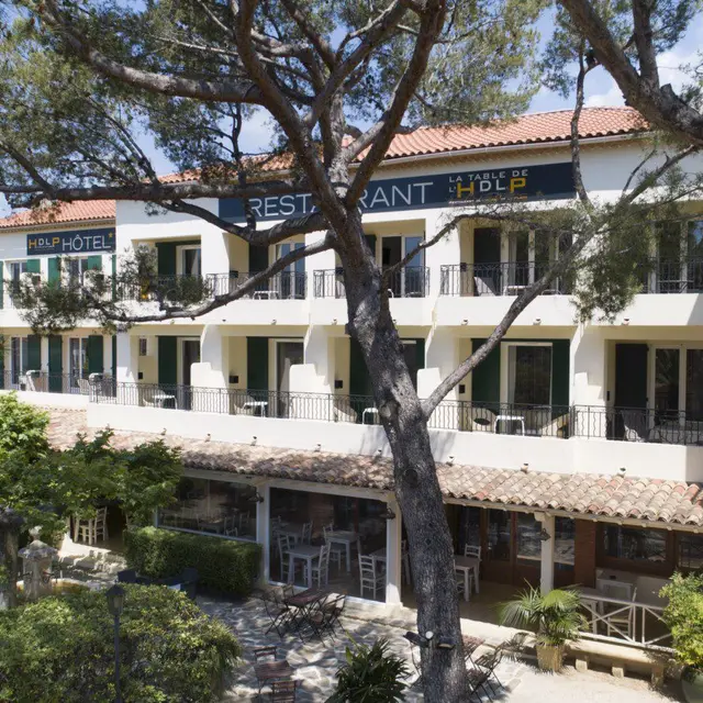 Hôtel de la Plage de Bormes Les Mimosas. Jardin et terrasse ombragée