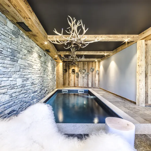 Intérieur piscine dans un chalet - photographe Christophe Hassel