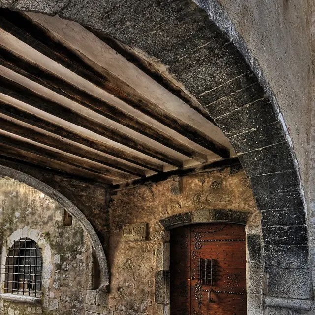 Porte cloutée sous le pontis