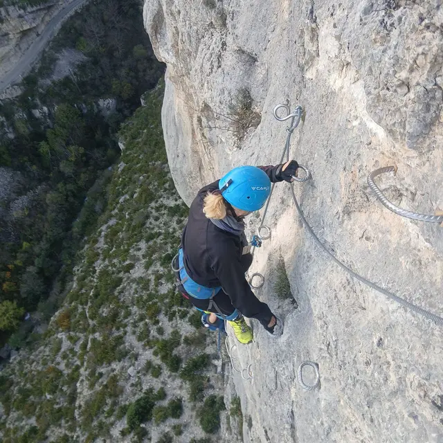 Verticalité montagne escalade via ferrata_Saoû