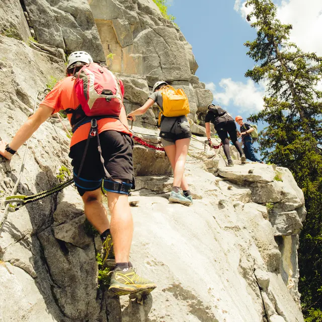 Sortie collective de via ferrata avec le Bureau des Guides_La Clusaz