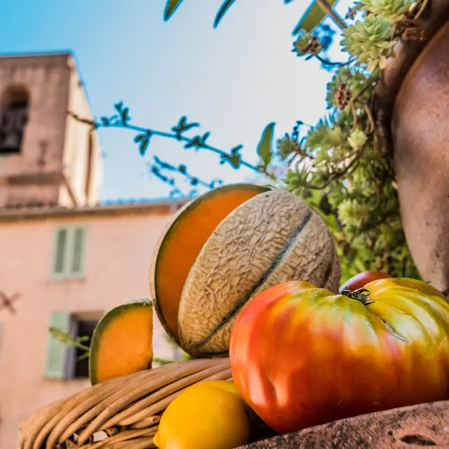Eglise de Gassin jour de marché provençal - https://gassin.eu