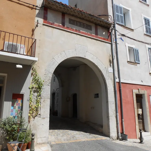 Porte Mazarine côté rue G. Péri