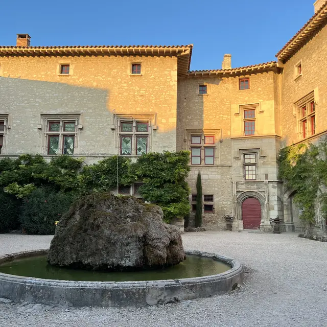 Château de Thézan Saint-Didier - La Cour d'Honneur