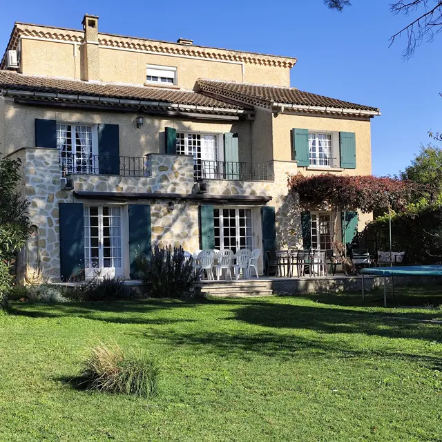 Vaste villa,15 pers, piscine, garage vélos, parking