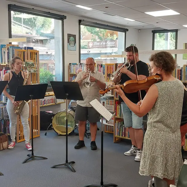 Présentation des instruments de musique à la bibliothèque_Saint-Gervais-les-Bains